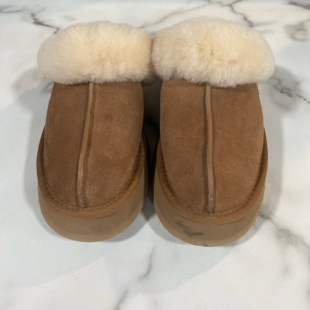 Size 7, Fur lined Ugg slides.
